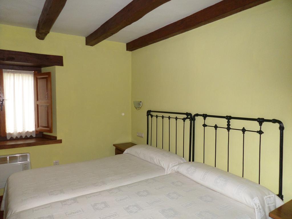 Las Rocas De Brez Camaleno Room photo